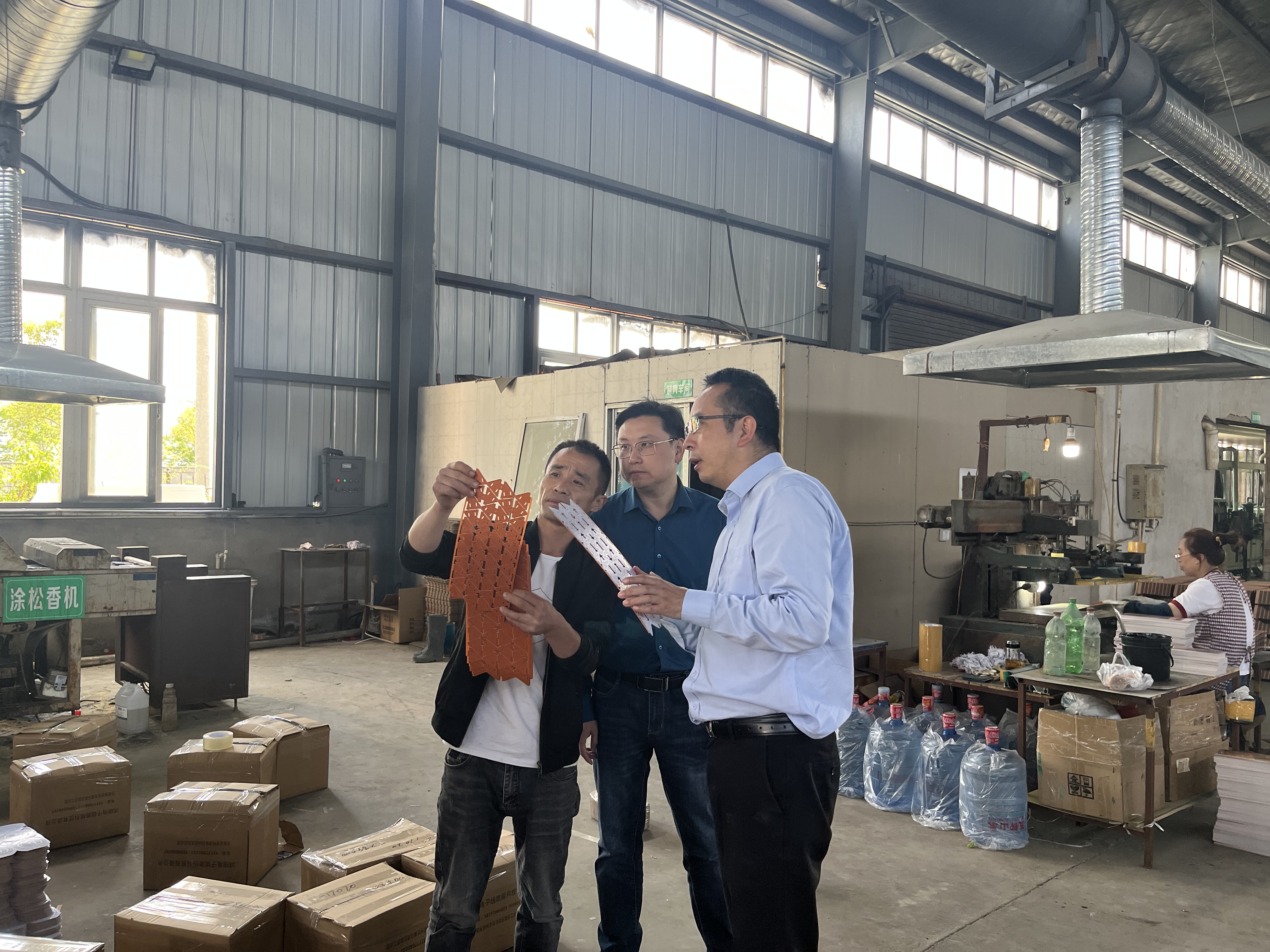 潘骥成深入园区企业进行走访调研(图1)