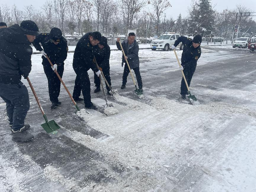 皖创环保开展冬季应急清雪除冰活动(图1) 皖创环保开展冬季应急清雪除冰活动(图1)